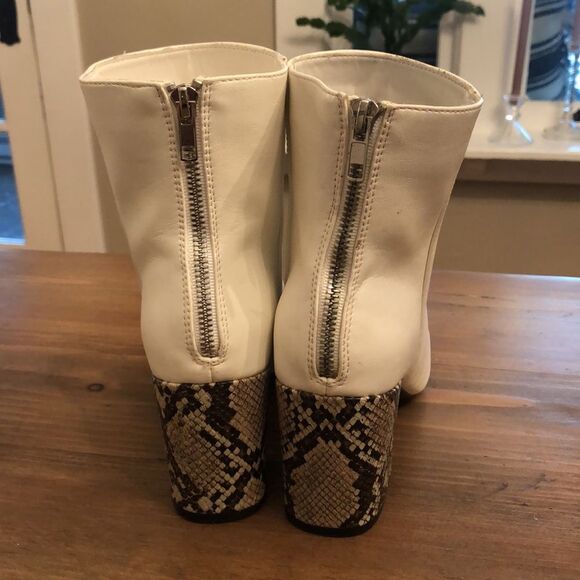BAMBOO SIZE 9 WHITE ZIP BACK BOOTIE SNAKESKIN HEEL - Picture 3 of 10